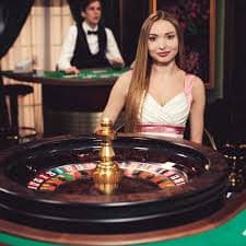 Tampilan aplikasi soyatogel di layar mobile menampilkan meja live dealer dan menu sportsbook